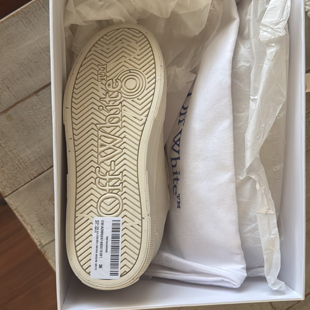 Off-White - Picture 3 of 9